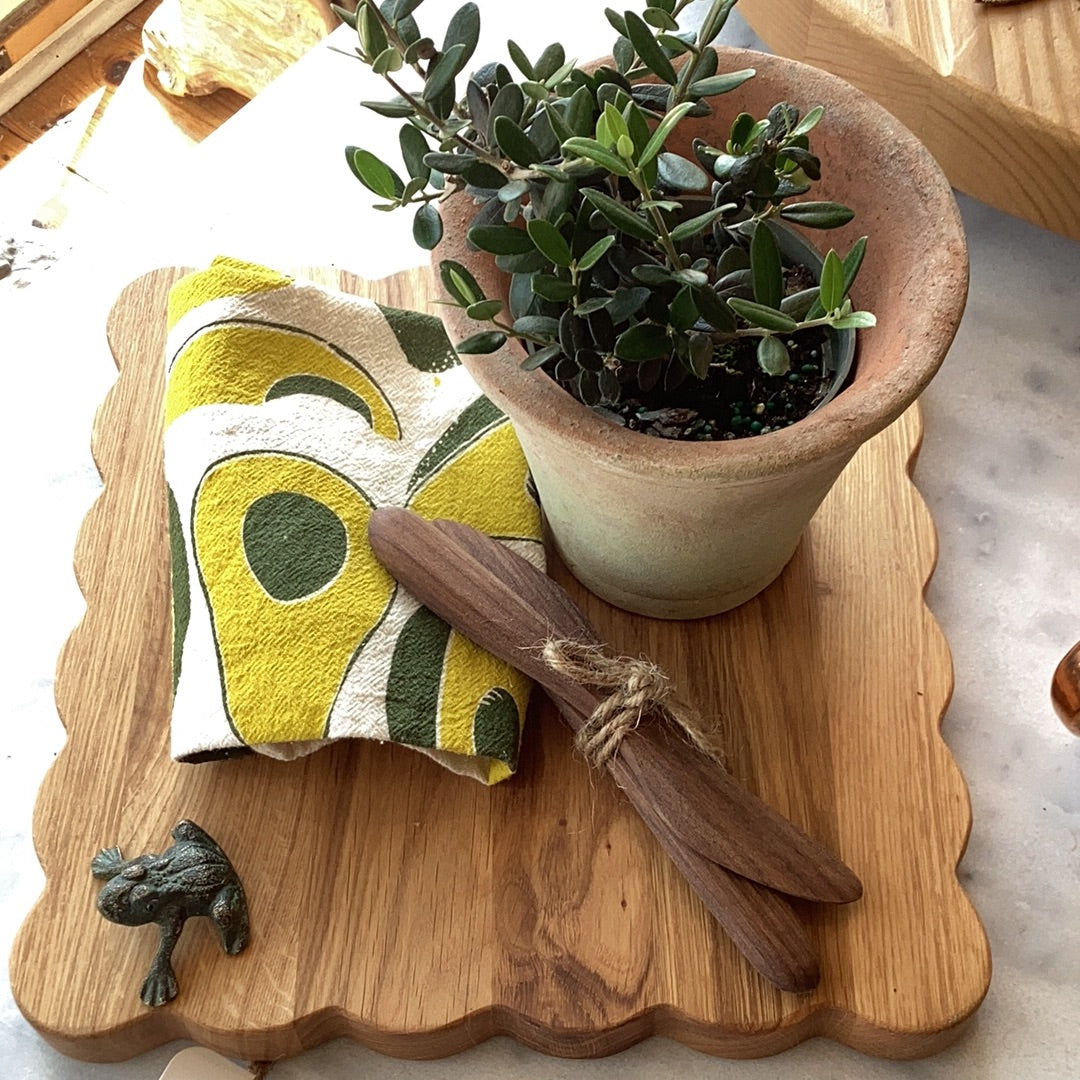 SQ. Scalloped Edge Cutting Board