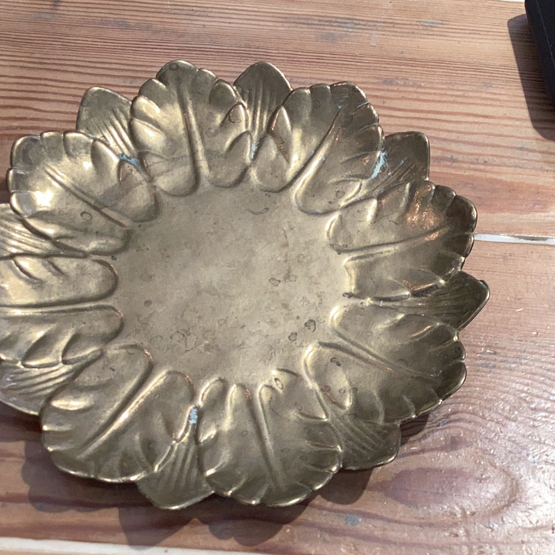 Round Tray w/Leaf Detail